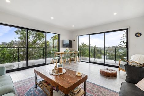 Photo of property in 5 Holiday Road, Stanmore Bay, Whangaparaoa, 0932