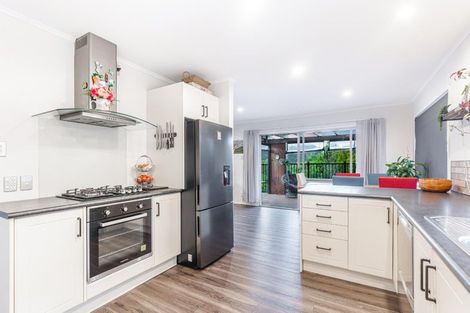 Photo of property in 19 Grassmere Road, Henderson Valley, Auckland, 0612