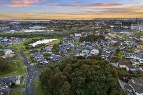 Photo of property in 7 Chieftain Rise, Goodwood Heights, Auckland, 2105