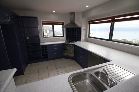 Photo of property in 28 Tamworth Crescent, Newlands, Wellington, 6037