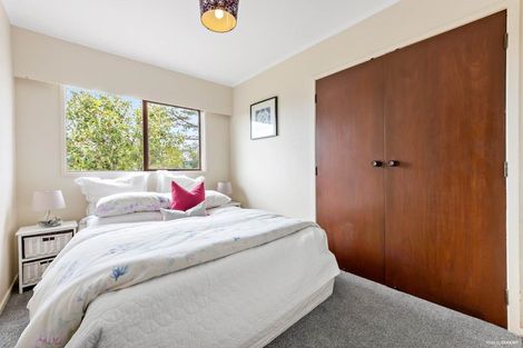 Photo of property in 10 Halcombe Place, Green Bay, Auckland, 0604