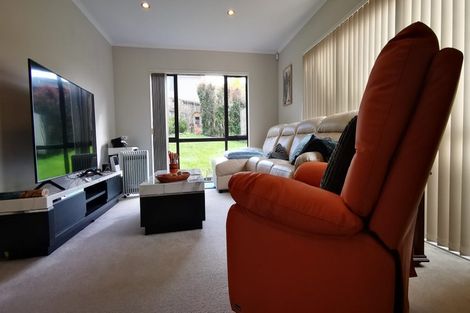 Photo of property in 34 Namsan Close, Fairview Heights, Auckland, 0632