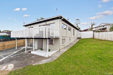 Photo of property in 10 Halcombe Place, Green Bay, Auckland, 0604