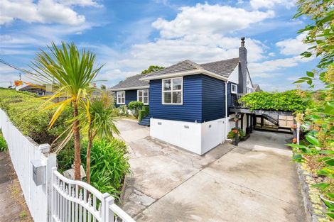 Photo of property in 16 Phelps Place, Glendene, Auckland, 0602