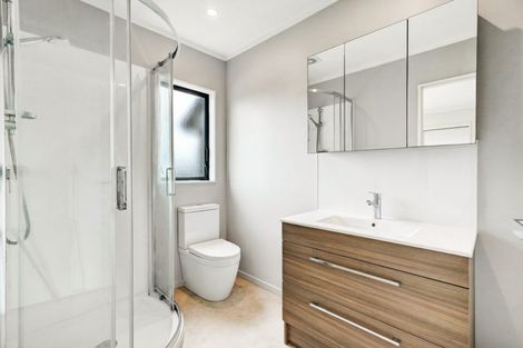 Photo of property in 2/28 Pahi Place, West Harbour, Auckland, 0618