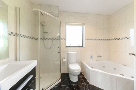 Photo of property in 99a Awaroa Road, Sunnyvale, Auckland, 0612