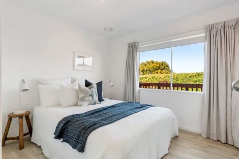 Photo of property in 3 Sispara Place, Beach Haven, Auckland, 0626