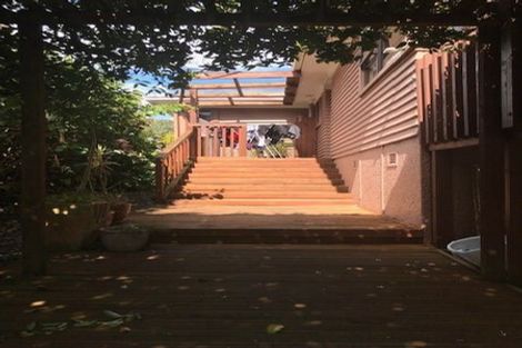 Photo of property in 2 Springside Place, New Lynn, Auckland, 0600