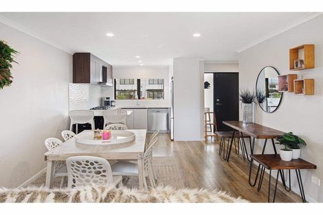 Photo of property in 8b Lumbarda Drive, Kumeu, 0810