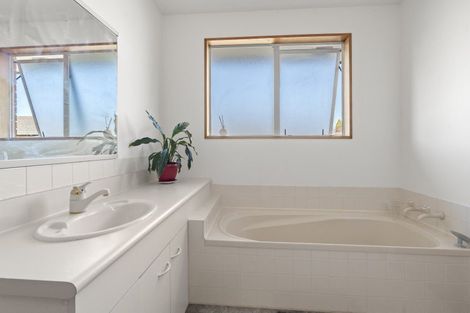 Photo of property in 28 Peebles Drive, Hei Hei, Christchurch, 8042