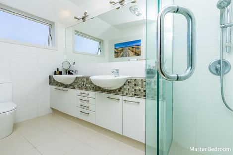 Photo of property in 3/309 Beach Road, Campbells Bay, Auckland, 0630