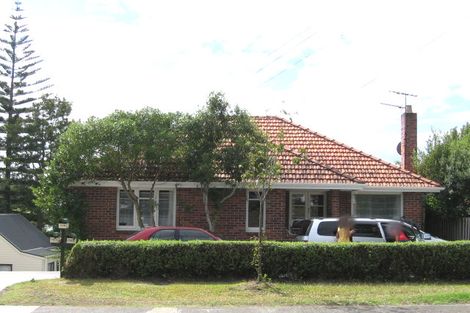 Photo of property in 176 Beach Haven Road, Beach Haven, Auckland, 0626