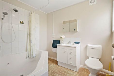 Photo of property in 6 Malters Place, Browns Bay, Auckland, 0630