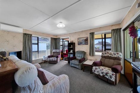 Photo of property in 1 Robbins Crescent, Hawera, 4610