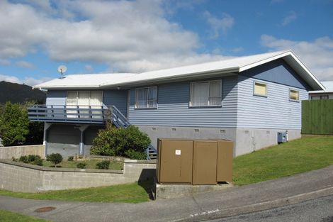 Photo of property in 5 Newburn Grove, Wainuiomata, Lower Hutt, 5014
