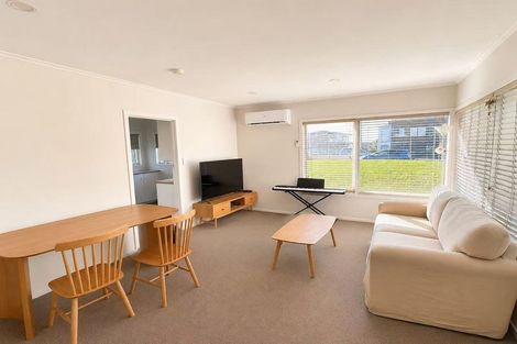 Photo of property in 1/24 Knights Road, Rothesay Bay, Auckland, 0630