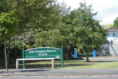 Photo of property in 1/33 Queen Street, Northcote Point, Auckland, 0627