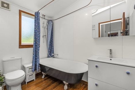 Photo of property in 12 Karioi Crescent, Raglan, 3225