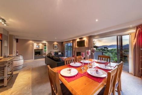 Photo of property in 14 Milward Place, Kelvin Heights, Queenstown, 9300