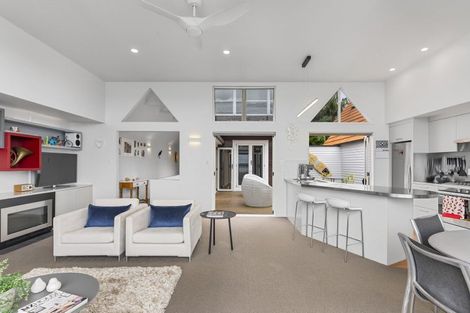 Photo of property in 69c Princes Street, Northcote Point, Auckland, 0627