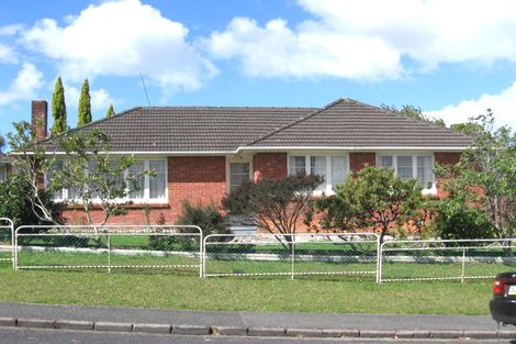 Photo of property in 18 Essex Street, Te Atatu South, Auckland, 0610