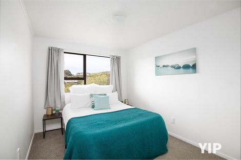 Photo of property in 27 Evesham Place, Newlands, Wellington, 6037