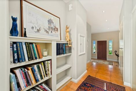 Photo of property in 8 Milward Place, Kelvin Heights, Queenstown, 9300