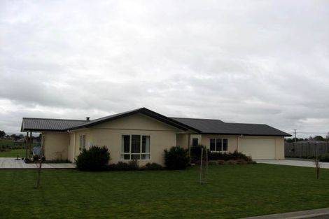 Photo of property in 2 Daffodil Grove, Carterton, 5713