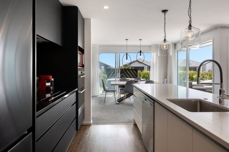 Photo of property in 2 Taioma Close, Papamoa, 3118