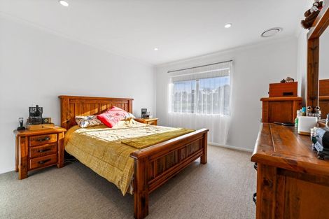 Photo of property in 22 William Wallbank Crescent, Swanson, Auckland, 0614