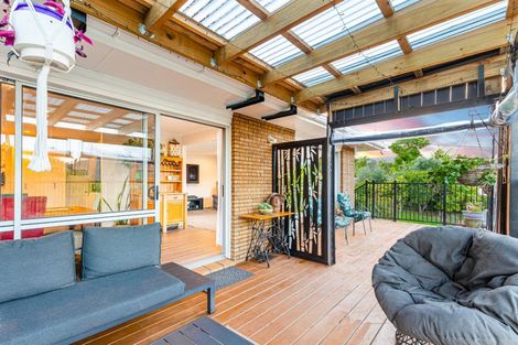 Photo of property in 19 Grassmere Road, Henderson Valley, Auckland, 0612