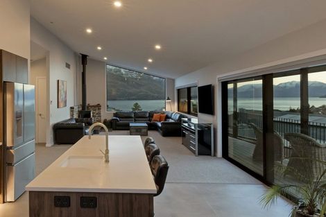 Photo of property in 18 Poplar Drive, Kelvin Heights, Queenstown, 9300