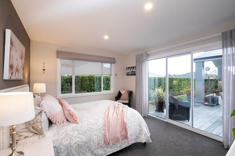 Photo of property in 6 Whittaker Place, Havelock North, 4130