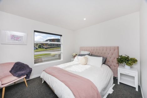 Photo of property in 37 Vaucluse Heights, Fitzherbert, Palmerston North, 4410