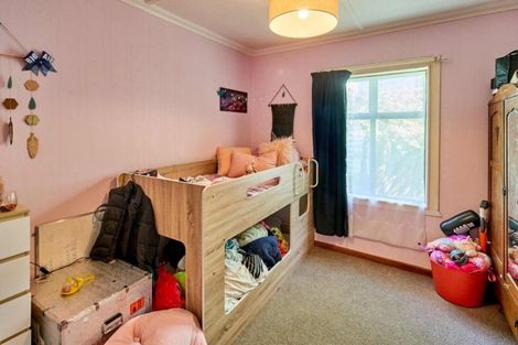 Photo of property in 17 Oku Street, Island Bay, Wellington, 6023