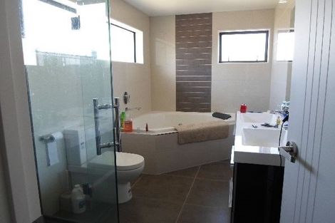 Photo of property in 20 Lakeridge Close, Northcross, Auckland, 0632