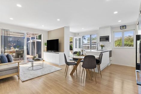 Photo of property in 2/7 Yarra Place, Botany Downs, Auckland, 2010