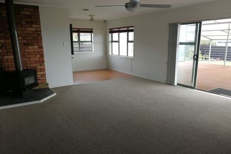 Photo of property in 12 Bamboo Grove, Kelston, Auckland, 0602