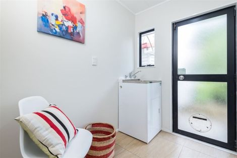 Photo of property in 12 Wren Place, Unsworth Heights, Auckland, 0632