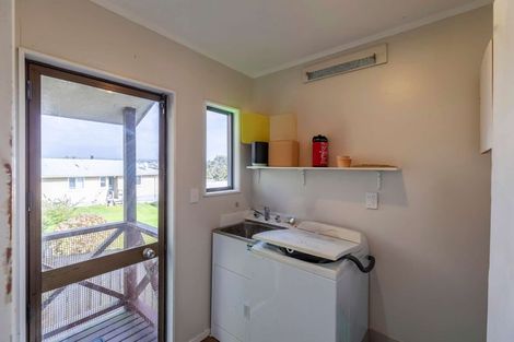 Photo of property in 2/23 Flaunty Place, West Harbour, Auckland, 0618