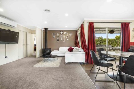 Photo of property in 6 Holly Place, Rototuna North, Hamilton, 3210