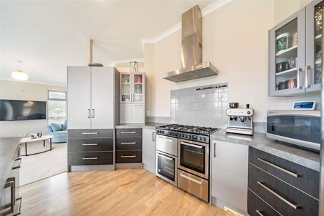 Photo of property in 15 James Nairn Grove, Riverstone Terraces, Upper Hutt, 5018