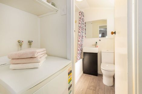 Photo of property in 71 Golf Road, New Lynn, Auckland, 0600