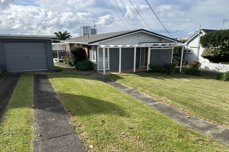 Photo of property in 1/9 East Coast Road, Milford, Auckland, 0620