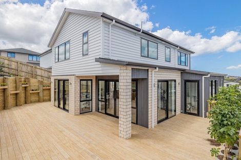 Photo of property in 30 Colliston Rise, Pinehill, Auckland, 0632