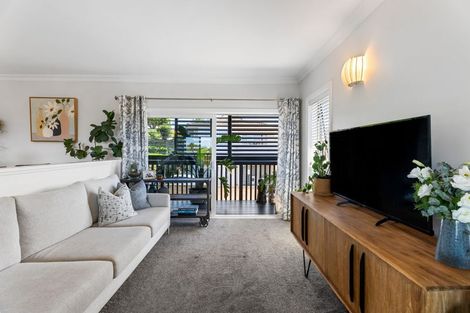 Photo of property in 2/52 Maxwelton Drive, Mairangi Bay, Auckland, 0630