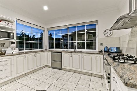 Photo of property in 18 Mansion Court, West Harbour, Auckland, 0618