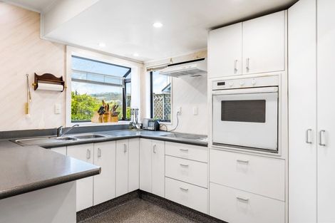 Photo of property in 10 Albatross Close, Whitby, Porirua, 5024