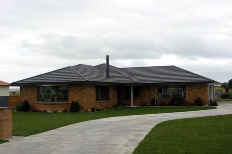 Photo of property in 4 Daffodil Grove, Carterton, 5713