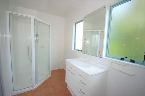 Photo of property in 3b Deuxberry Avenue, Northcote, Auckland, 0627